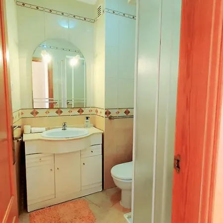 Lover's Paradise: 3br 2 Min From The Quarteira