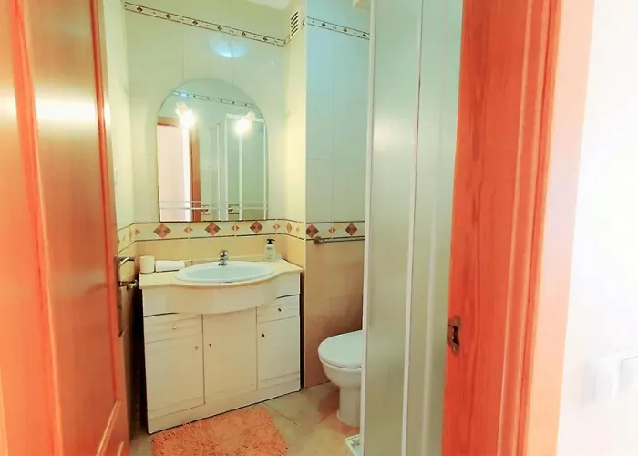 Lover's Paradise: 3br 2 Min From The Quarteira