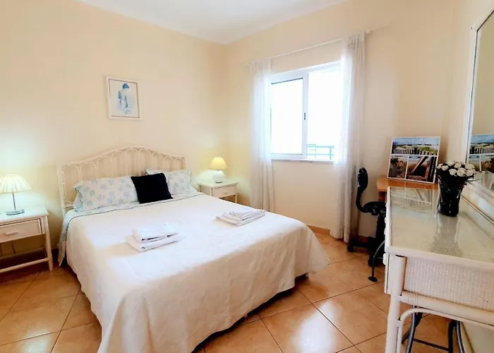Lover's Paradise: 3br 2 Min From The Quarteira